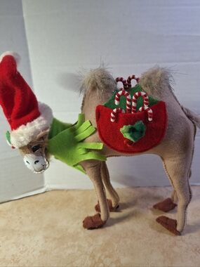 Annalee 9" Holly Berry Camel #751115 Red & Green Saddlebags Santa Hat No Tags